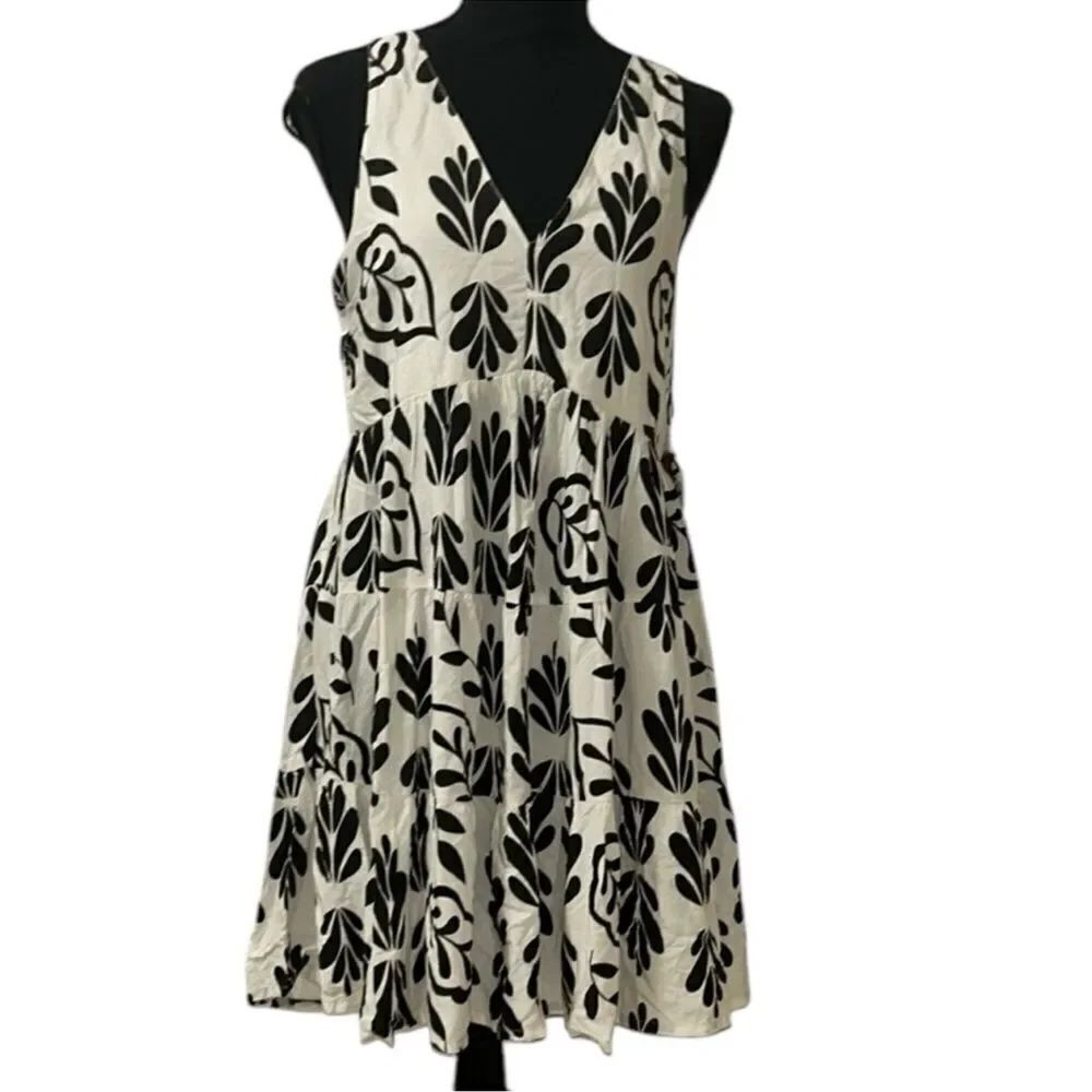 Sincerely Jules Flowy Black and White Sleeveless
Mini Dress(Size Medium)
